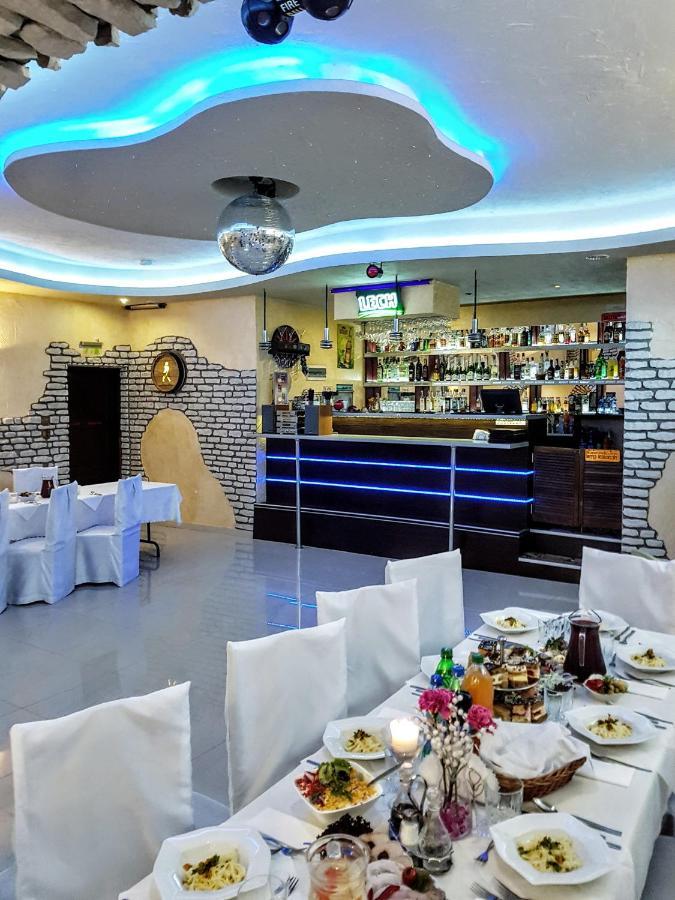 Willa-Restauracja Victoria Ostrowiec Świętokrzyski Exterior foto