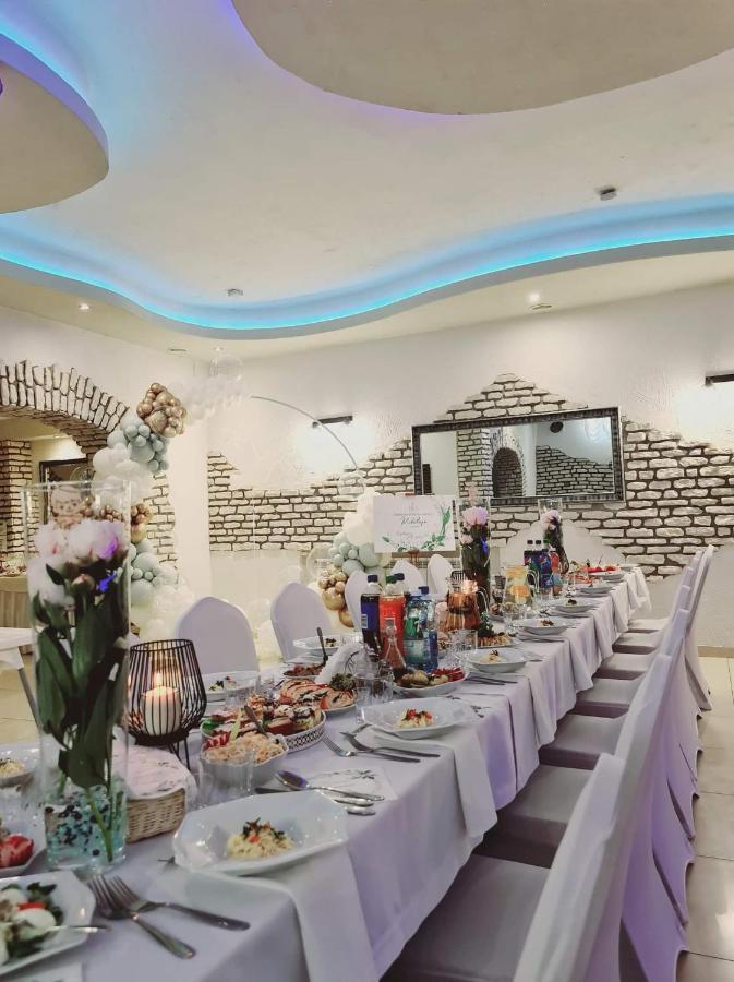 Willa-Restauracja Victoria Ostrowiec Świętokrzyski Exterior foto