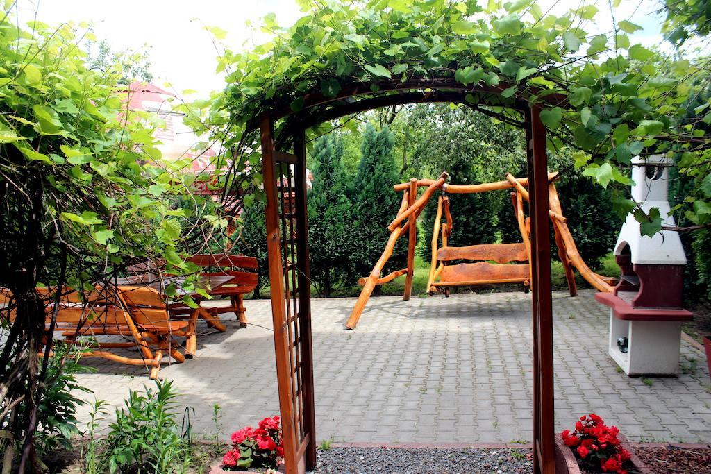Willa-Restauracja Victoria Ostrowiec Świętokrzyski Exterior foto