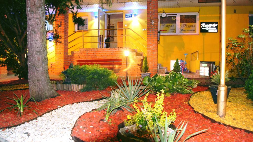 Willa-Restauracja Victoria Ostrowiec Świętokrzyski Exterior foto